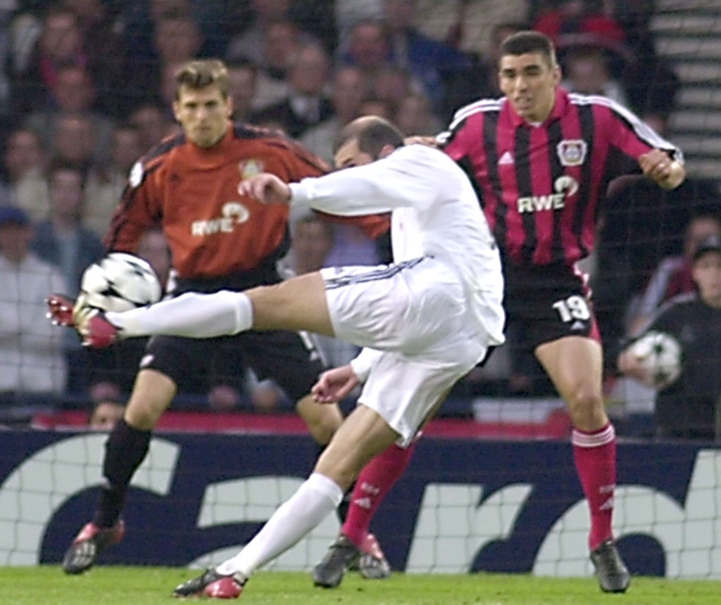 2002年欧联决赛，施丹射入金球助皇家马德里击败利华古逊。AP资料图片