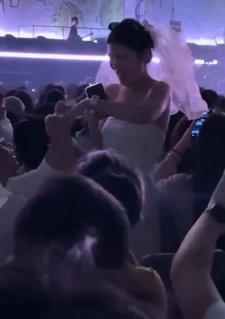 情侶在演唱會進行求婚,卻因阻礙其他觀眾而被要求坐下。微博@石頭斷情絕愛版 情侶在演唱會進行求婚,卻因阻礙其他觀眾而被要求坐下。微博@石頭斷情絕愛版