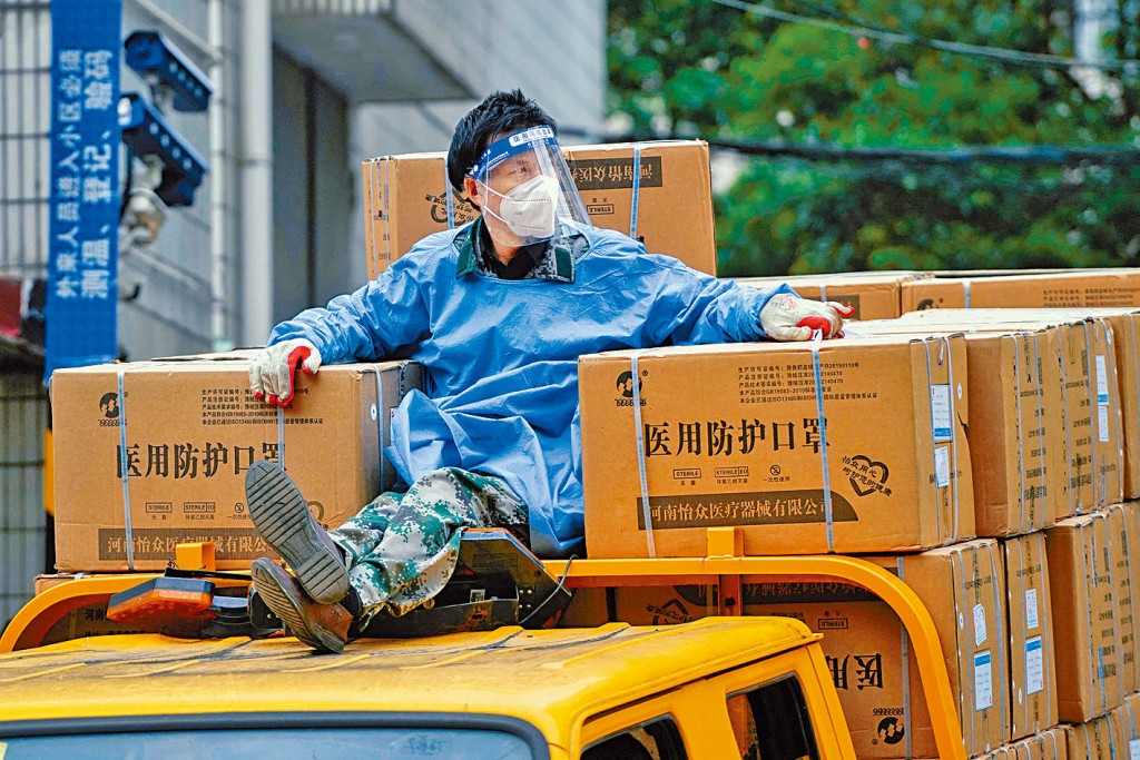 上海封城已滿一個月，有防疫人員將整車口罩運送到社區。