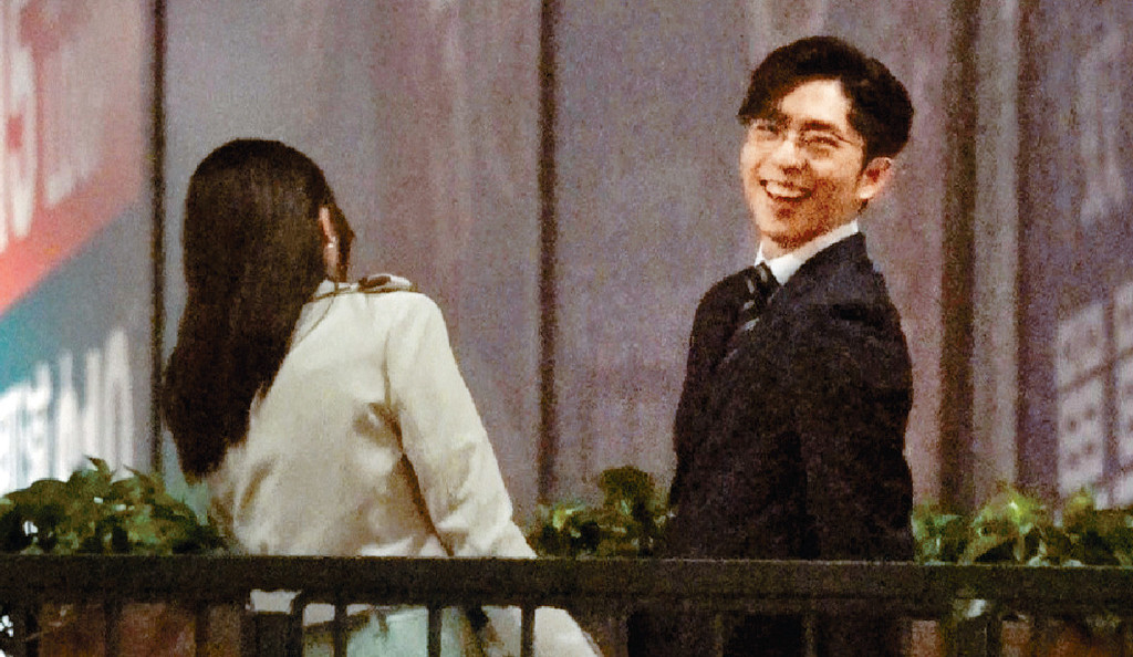 ■初時2人都有點尷尬，錫完忍唔住笑。