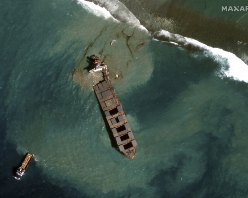 日本三井公司货船船体破裂，大量燃油泄漏。AP图片