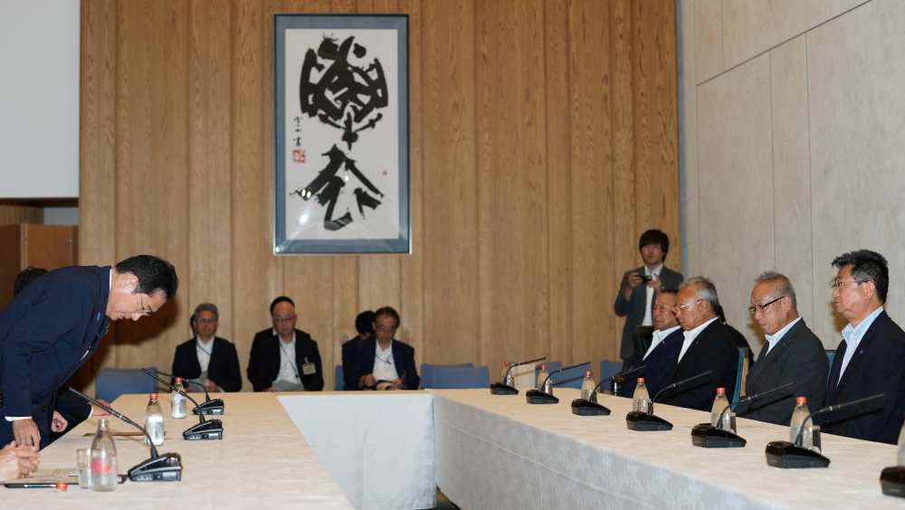 日揆岸田文雄(左)昨在官邸與全漁聯會長坂本雅信(右一)等代表會面，謀求他們理解、支持核廢水排海。路透社