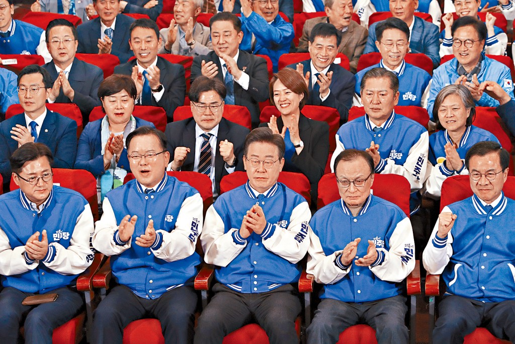 南韓在野共同民主黨黨魁李在明及一眾候選人,周三在首爾觀看電視播放票站調查結果。