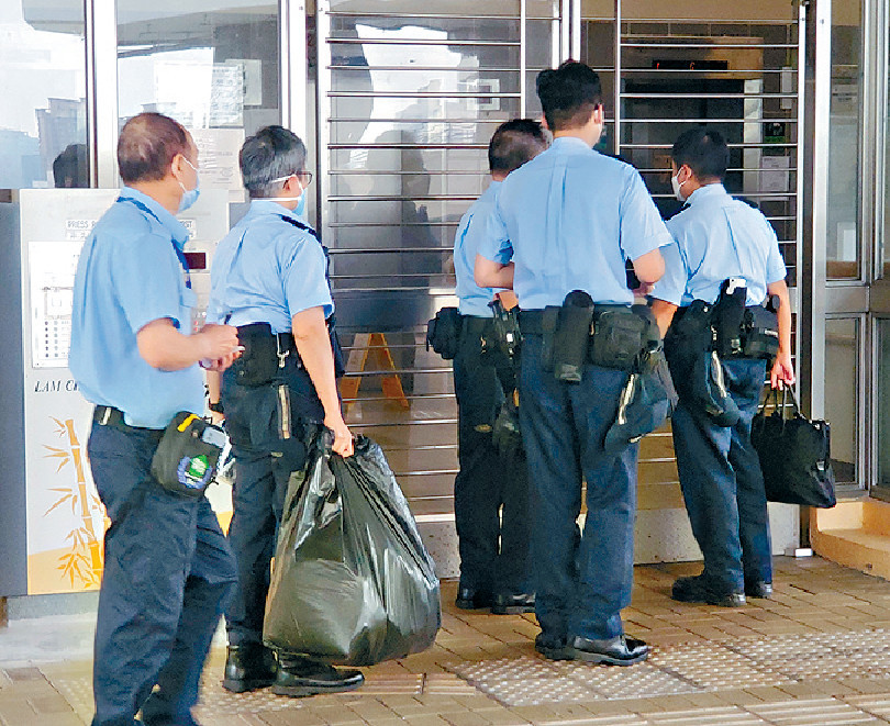 ■警方到水泉澳邨林泉樓調查。
