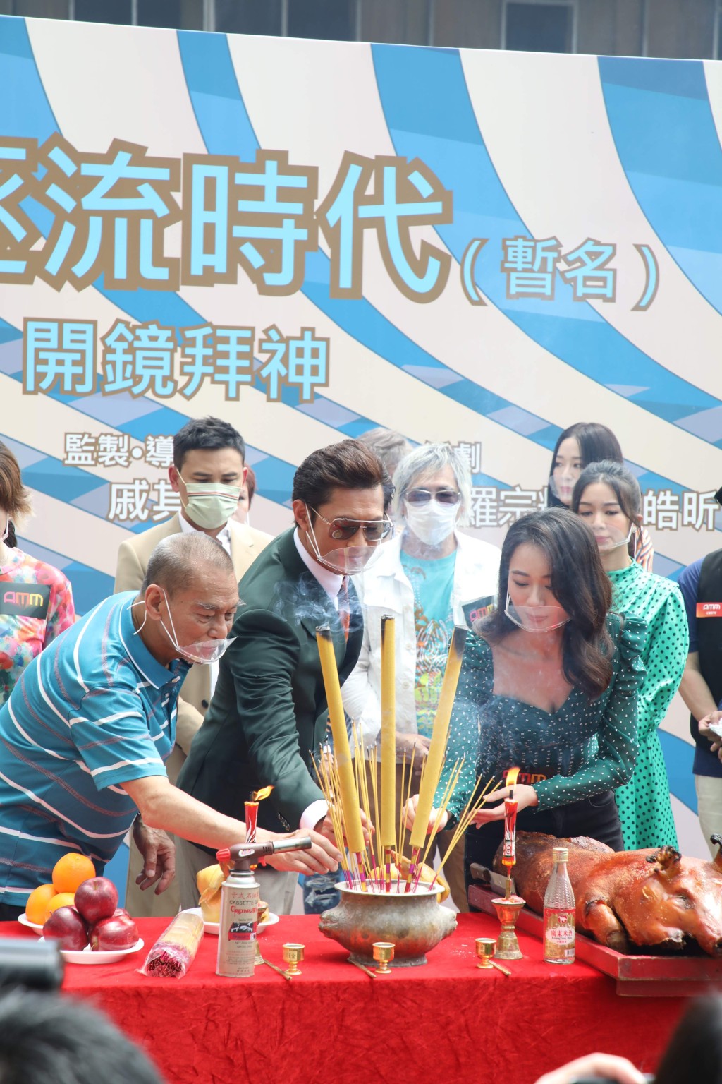 德斌今日出席主演網劇《逐流時代》拜神儀式。