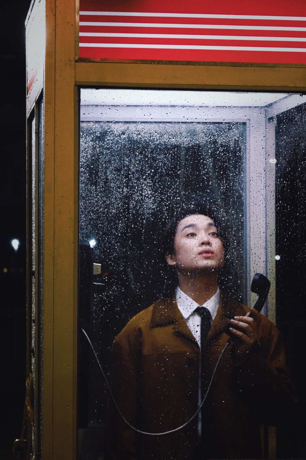 柳應廷在雨中感嘆。 柳應廷在雨中感嘆。