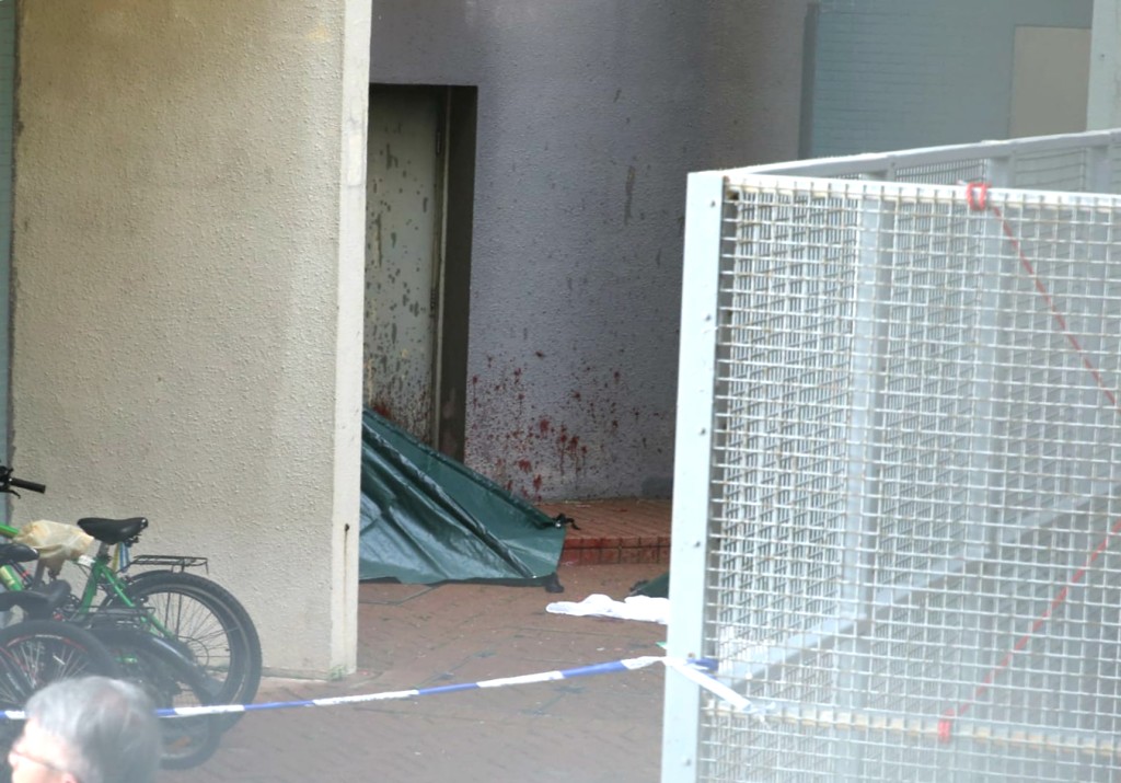 警方用帳篷覆蓋遺體。