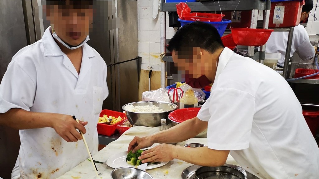 有員工拉下口罩，並徒手接觸奉客的食物。FB圖片