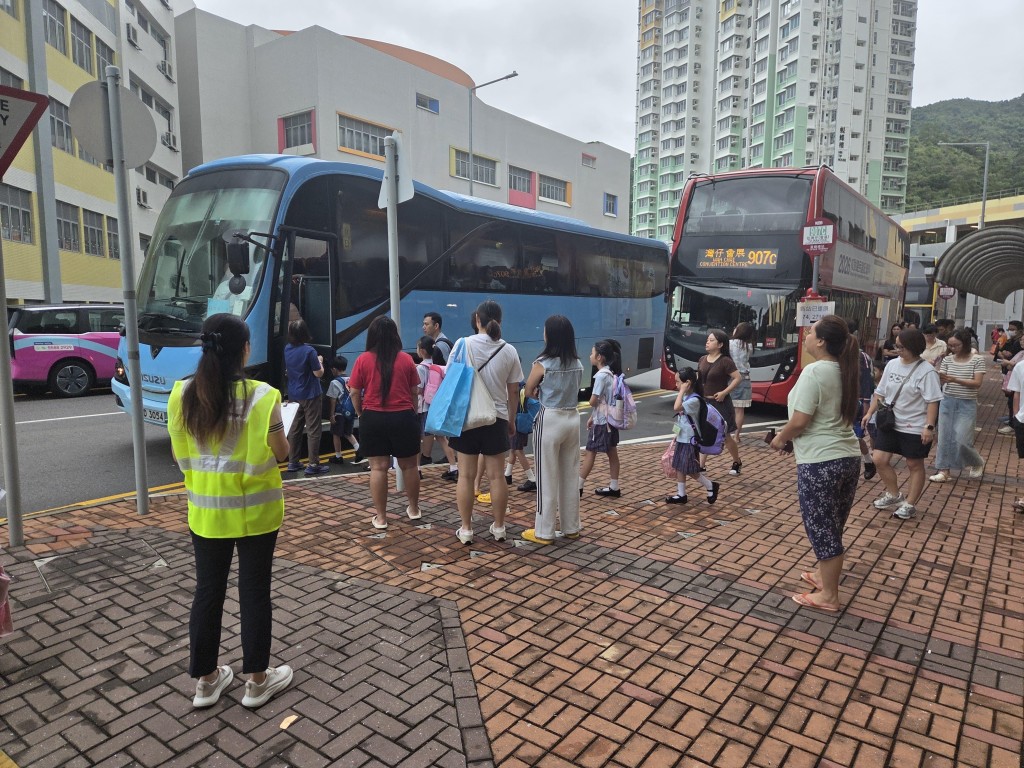 圖示人員（左一）在大埔富蝶邨公共運輸總站監察交通情況。