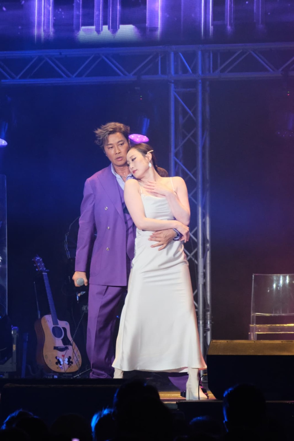 譚耀文完夢開演唱會唱情歌。 譚耀文完夢開演唱會唱情歌。