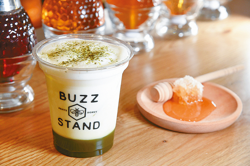 蜂蜜抹茶鮮奶 
成分包括蜂蜜、抹茶、鮮奶，以及打至綿滑的厚身奶泡，入口有平衡的奶香、茶味及蜜糖甜美。