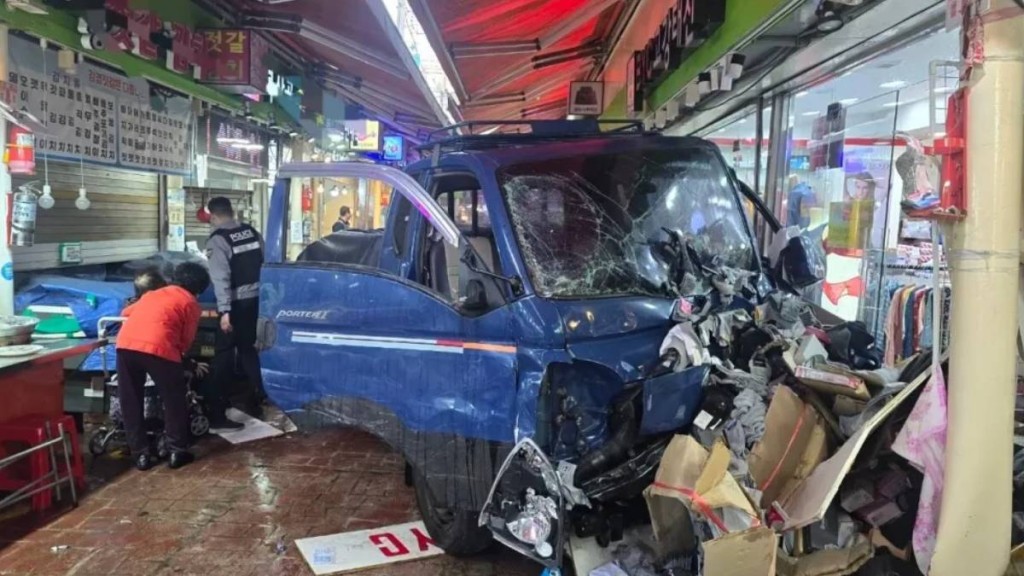 南韓京畿道發生貨車衝撞人群事故。央視