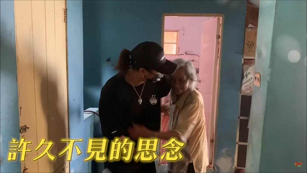 小豬冇知會外婆就返老家，一入門口就被外婆打。