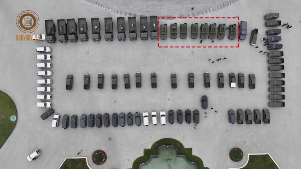 車臣展示近日購買的大量軍用車輛，包括8輛中國制裝甲車。