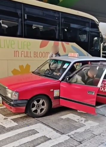 前座乘客落車。fb車cam L（香港群組）影片截圖