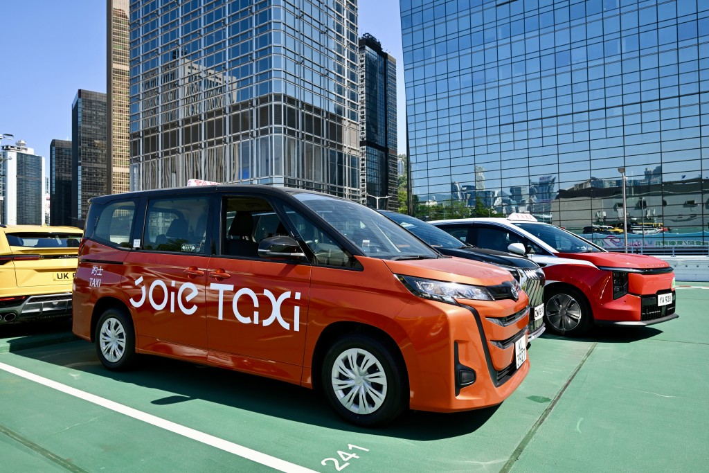 本屆政府推出的士車隊制度，冀提升的士服務質素，惟至今只有約1500輛的士加入，距離3500輛目標仍有大段距離。資料圖片