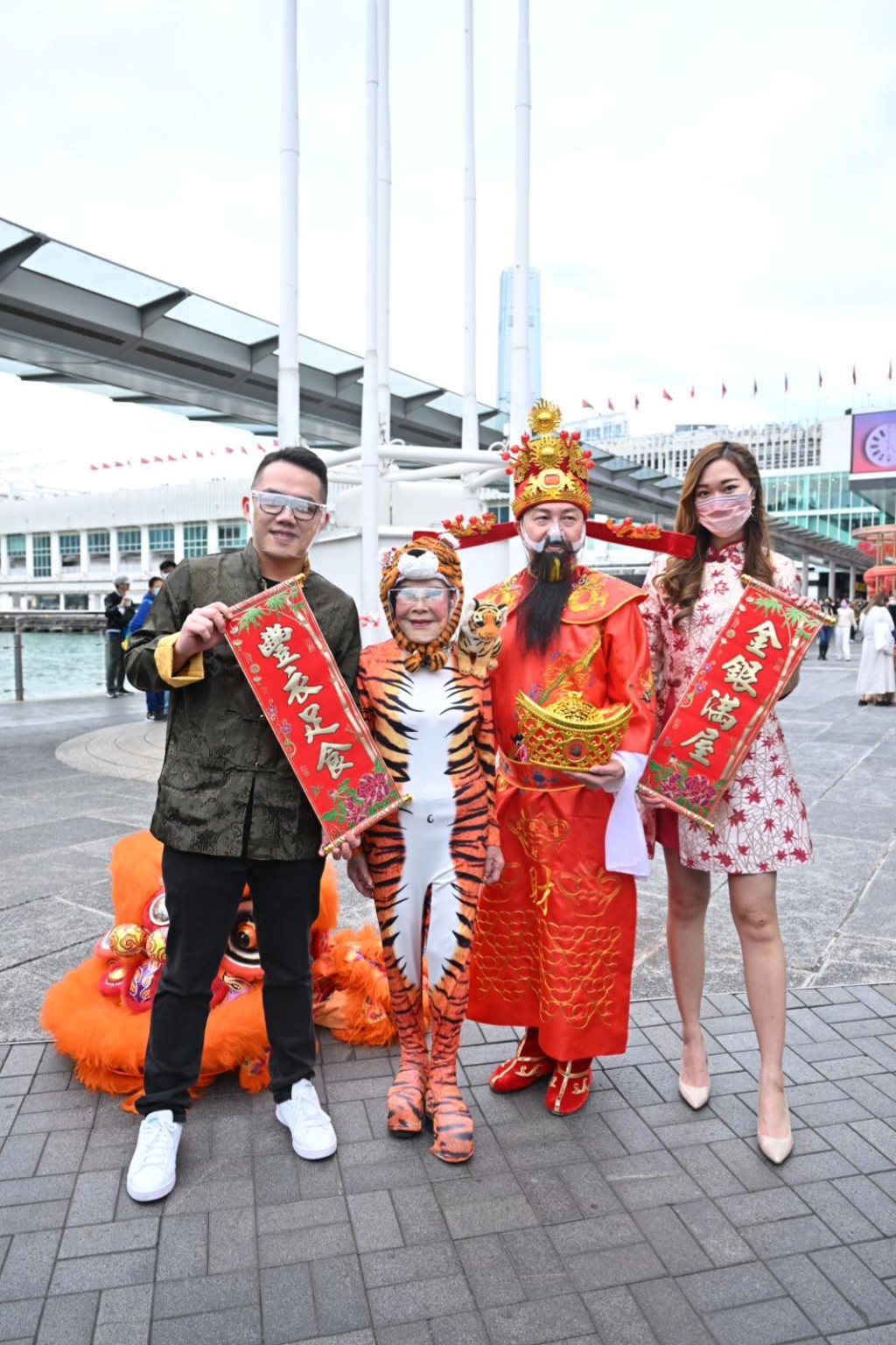 黃夏蕙（圖左二）的生肖裝扮深入民心，去年曾以老虎裝扮跟市民拜年。