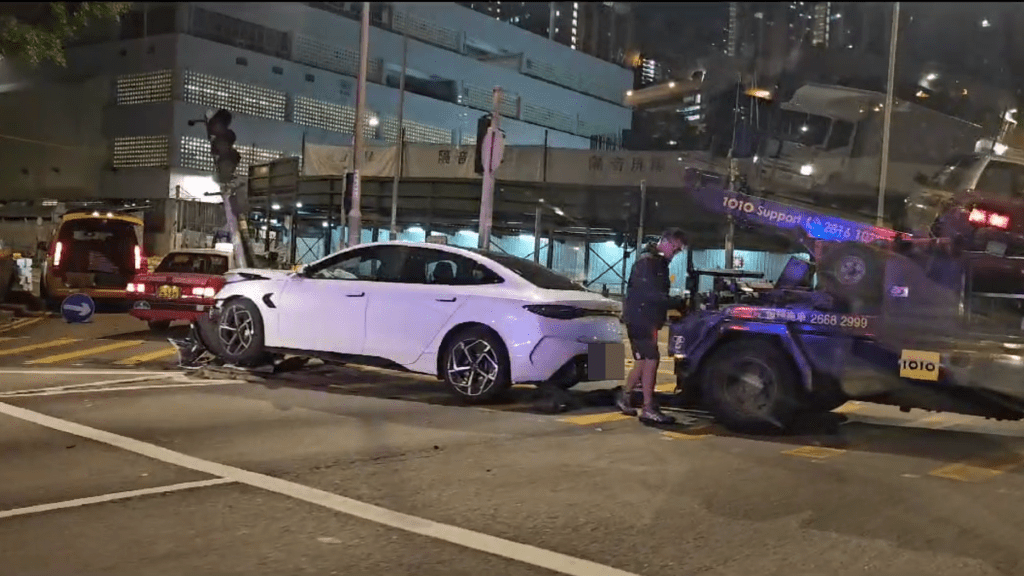 私家車由拖車拖走。網上片段截圖