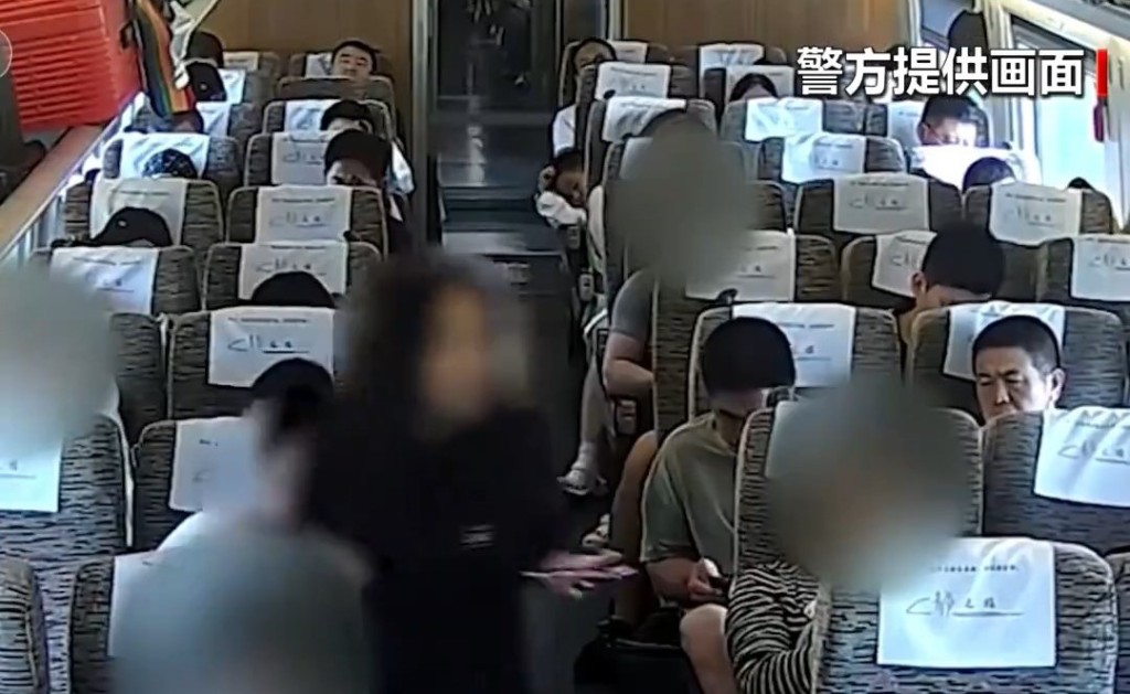閉路電視拍下男子非禮身旁女子的情況。環球網 閉路電視拍下男子非禮身旁女子的情況。環球網