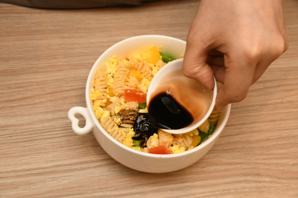 Step 8: 將所有材料混合，加黑醋拌勻，即成。 Mix all the ingredients, then add the balsamic vinegar, mix well and serve.