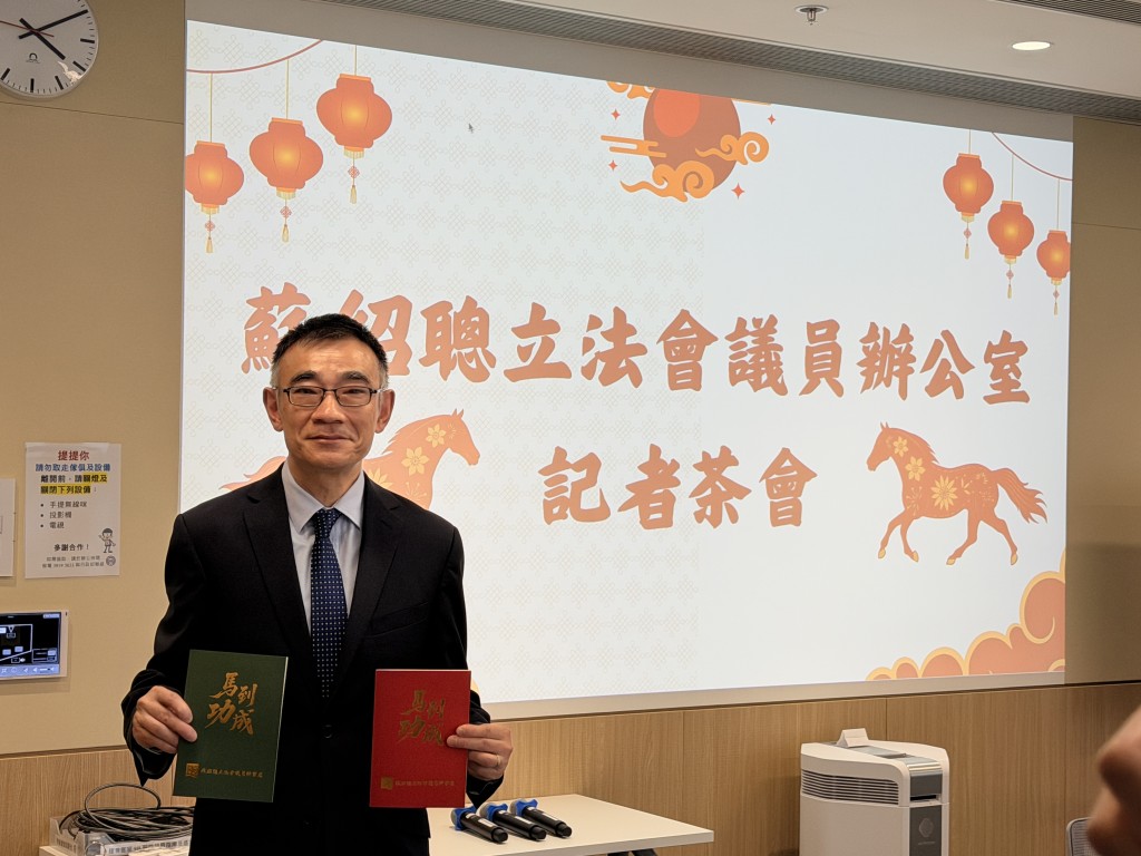 被問到是否預了要做「Bill王」,他指已有心理準備要加入多個法案委員會。 被問到是否預了要做「Bill王」,他指已有心理準備要加入多個法案委員會。