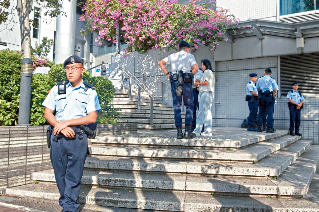 九龍城裁判法院保安明顯加強，多名警員在法院外駐守。