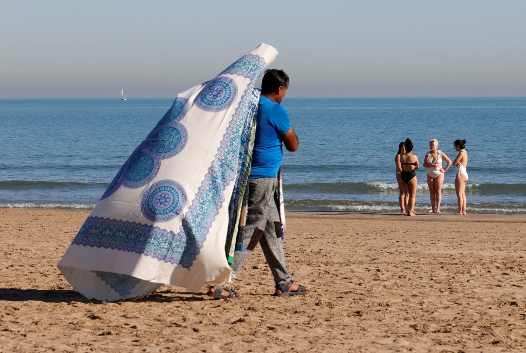 1月份氣溫如夏日，巴倫西亞不少人到沙灘消暑。路透社