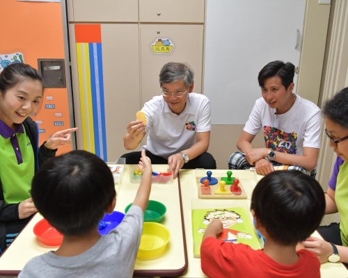 羅致光(中)指每個孩子的成長,對未來社會越來越重要,可謂「一個也不能少」。