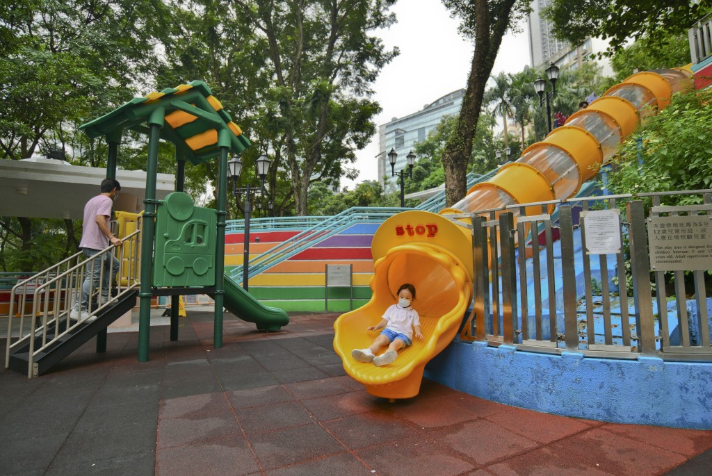 香港有600多个公共儿童游乐场。