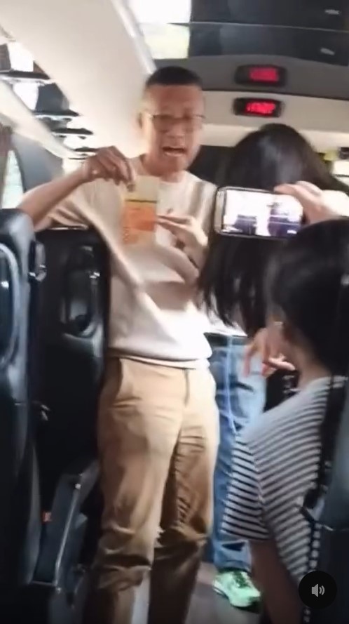 網上再有影片流出，李卓興疑在新加坡遊學團的旅遊巴上帶頭與學生玩「接銀錢遊戲」。