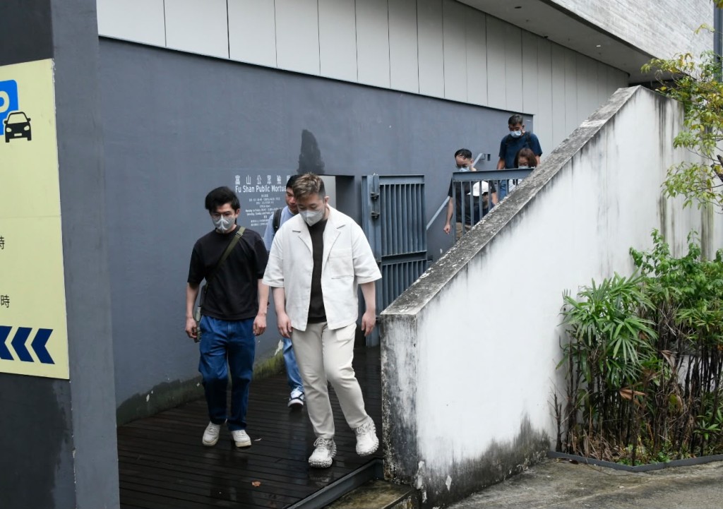 女死者多名親友到殮房認屍，黯然神傷。楊偉亨攝