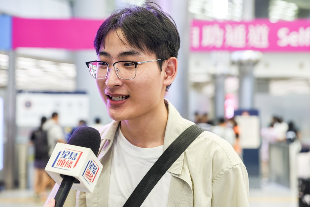 來自江西的朱先生和姐姐結伴來港旅行3日，認為香港的旅遊氛圍一流。