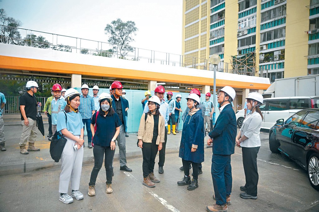 首批2000多個「公屋提前上樓計劃」單位落成，何永賢視察青衣長青邨。
