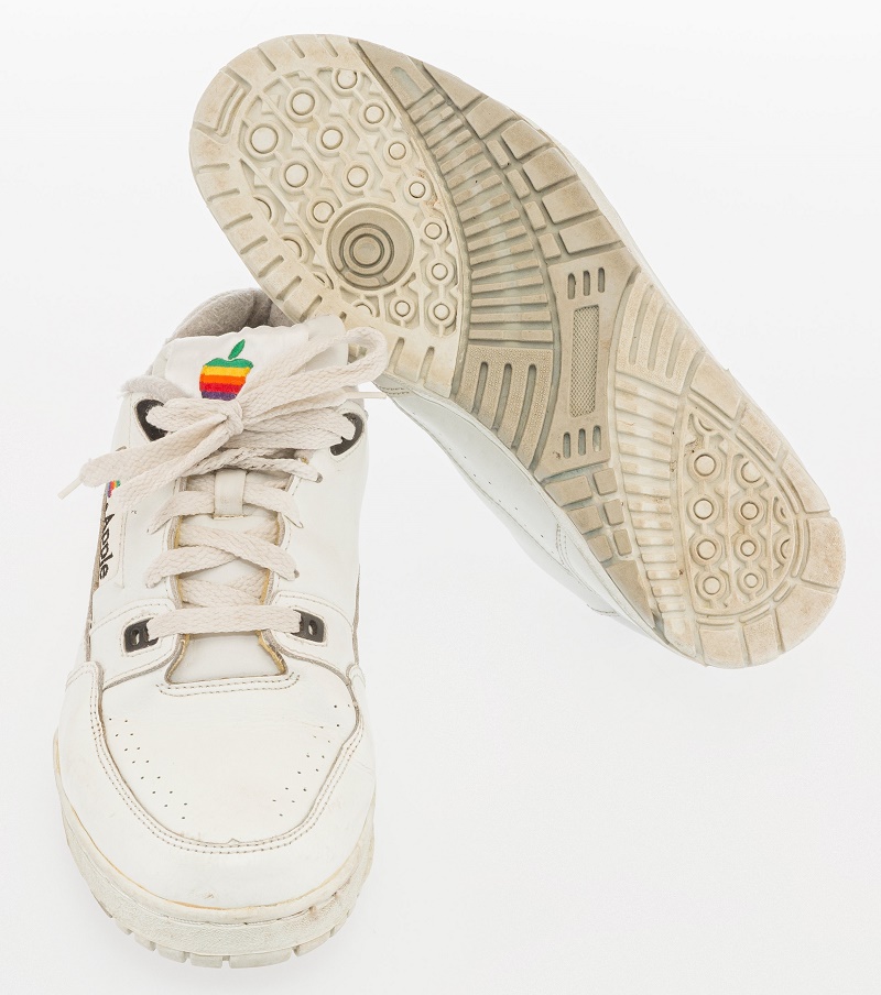 被拍卖的「苹果」运动鞋。