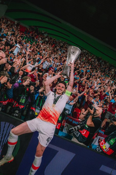 韦斯咸队长为韦斯咸捧起欧洲协会联赛冠军。网上图片
