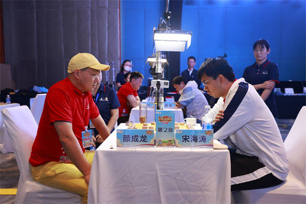 顏成龍在「民間棋王」的比賽現場。