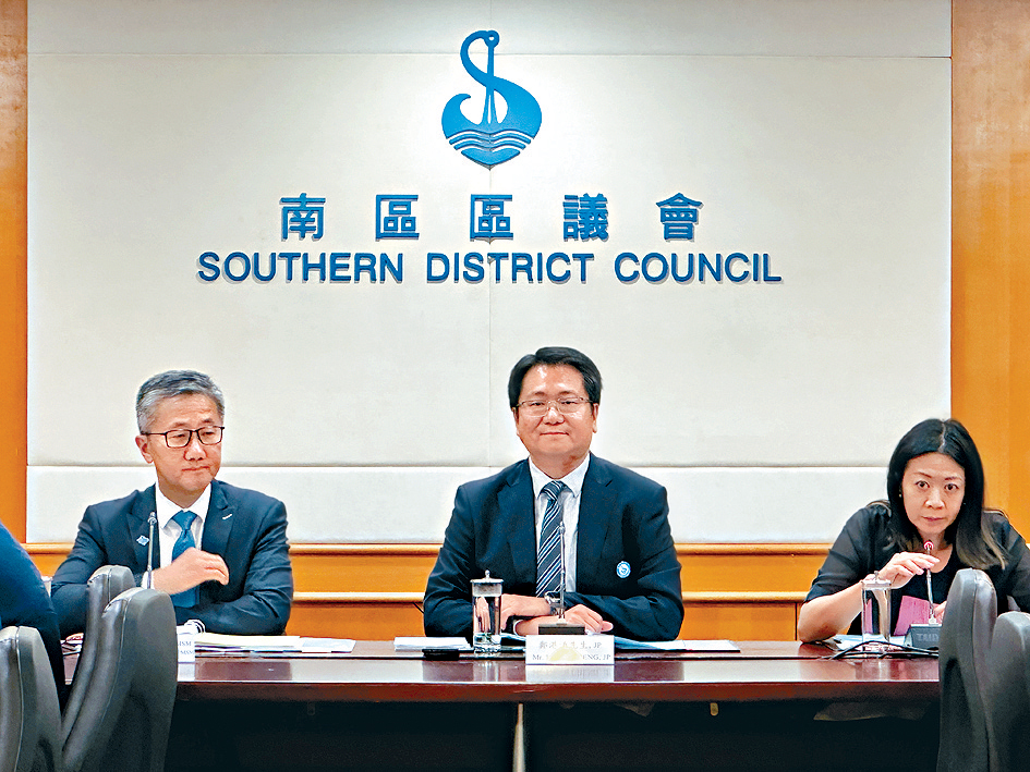 警務處處長蕭澤頤(左)出席南區區議會會議後表示，對開槍案的死者家屬及傷者致深切慰問。 