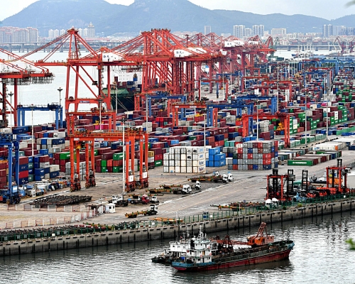 中國10月份出口按年增長20.3%。中新社圖片
