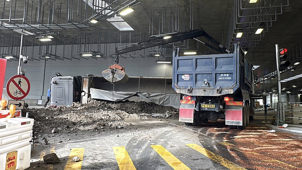 吊臂車吊走地上泥頭。劉漢權攝 吊臂車吊走地上泥頭。劉漢權攝