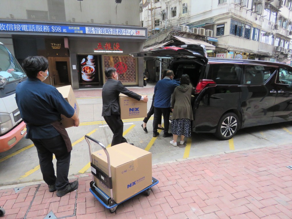 香港日本人商工會議所今日（26日）向北大嶼山醫院寄送600份日本相關的小禮物。日本駐港總領事館fb圖片