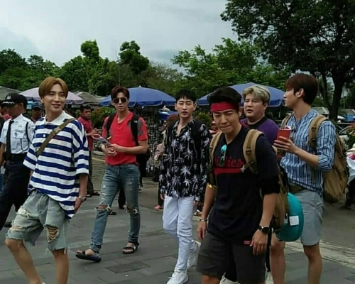 东方神起与SJ融为一体在印尼拍摄节目。（网图）