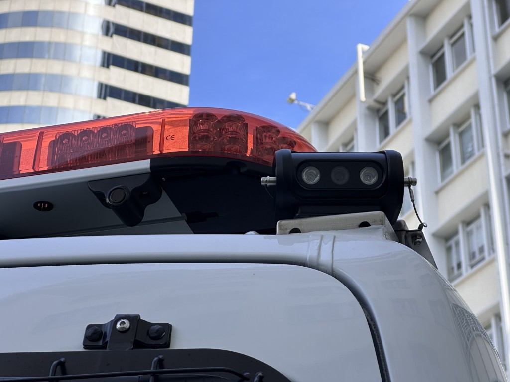 警察巡邏車車頂上的右後方亦有流動閉路電視。 警察巡邏車車頂上的右後方亦有流動閉路電視。