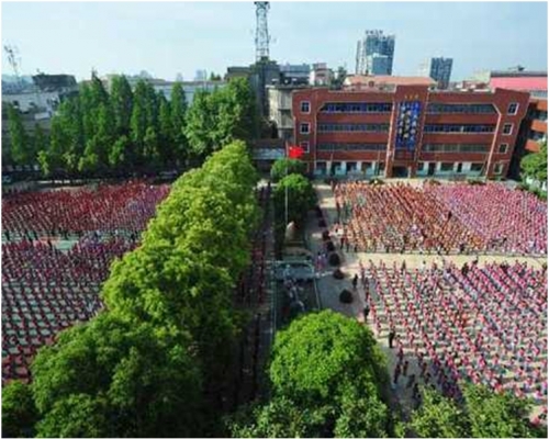 升旗儀式上,因為人數多、場地窄,操場密密麻麻站滿了學生。網圖