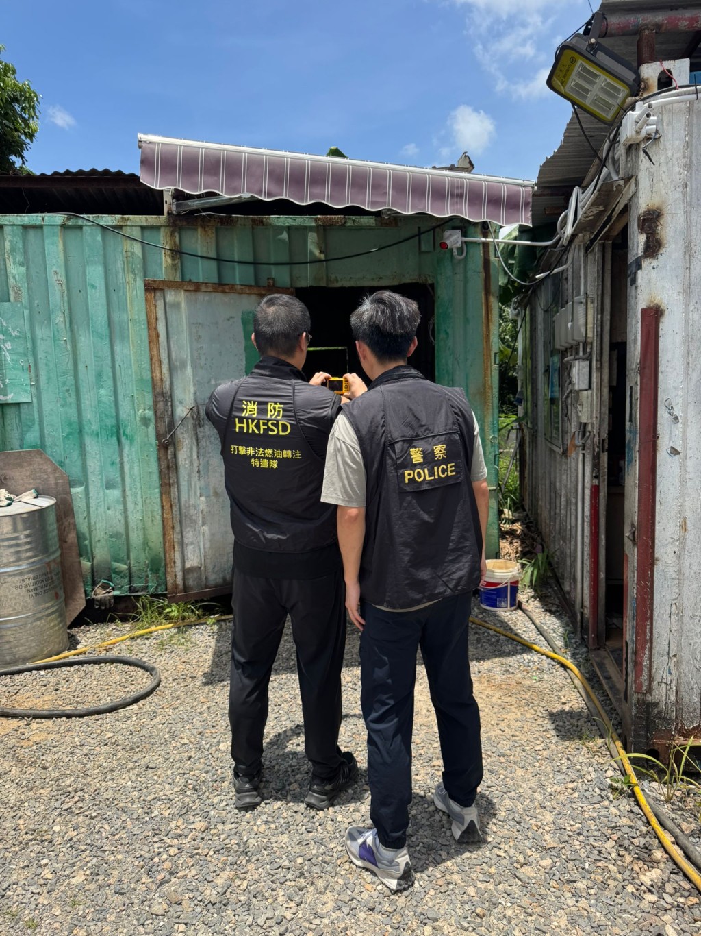 警方联同消防处捣破2个怀疑由三合会操控的非法加油站,共检获约3100公升柴油,市值共约10万元。警方提供 警方联同消防处捣破2个怀疑由三合会操控的非法加油站,共检获约3100公升柴油,市值共约10万元。警方提供