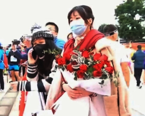 福建一名身穿婚紗的女子,站在馬拉松終點處等待參賽的男友,準備給他求婚驚喜,怎料男友卻遲遲沒有出現。網圖