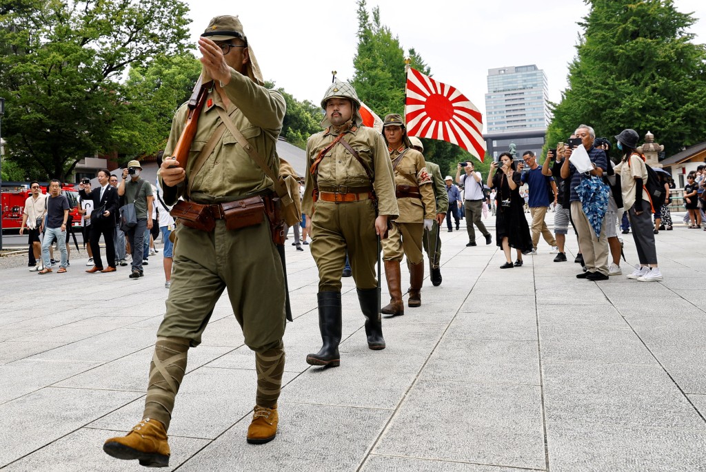 去年8月15日日本戰敗投降紀念日，有民眾穿上軍服參拜靖國神社。路透社
