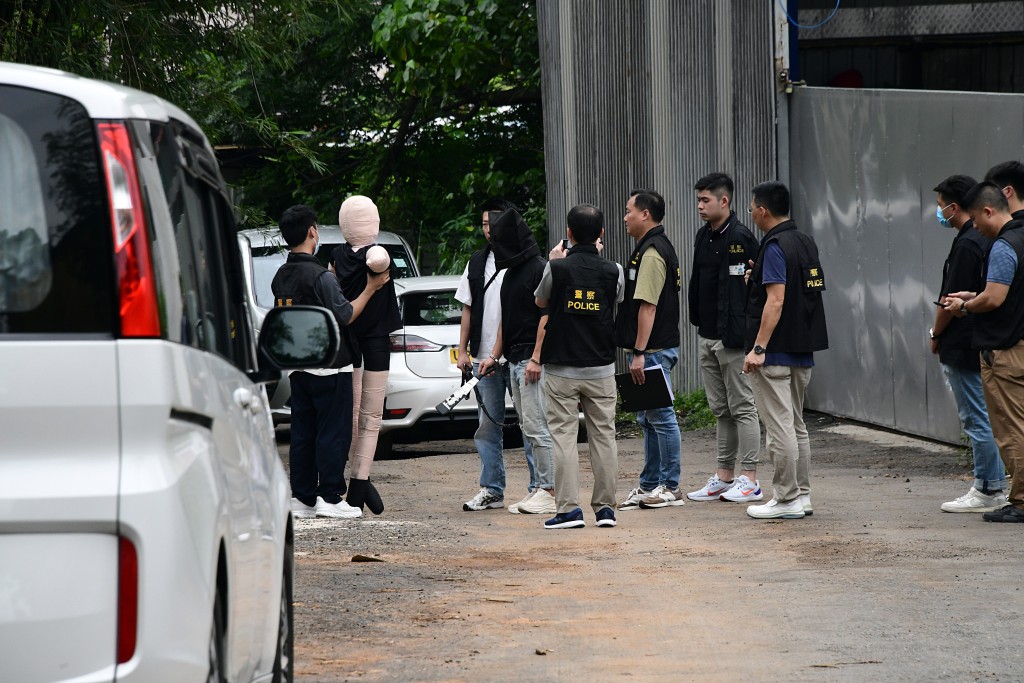 疑犯手持假刀講述犯案過程。梁國峰攝 疑犯手持假刀講述犯案過程。梁國峰攝
