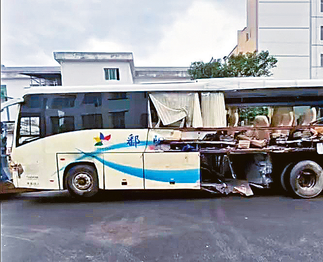涉事車輛被撞毀。