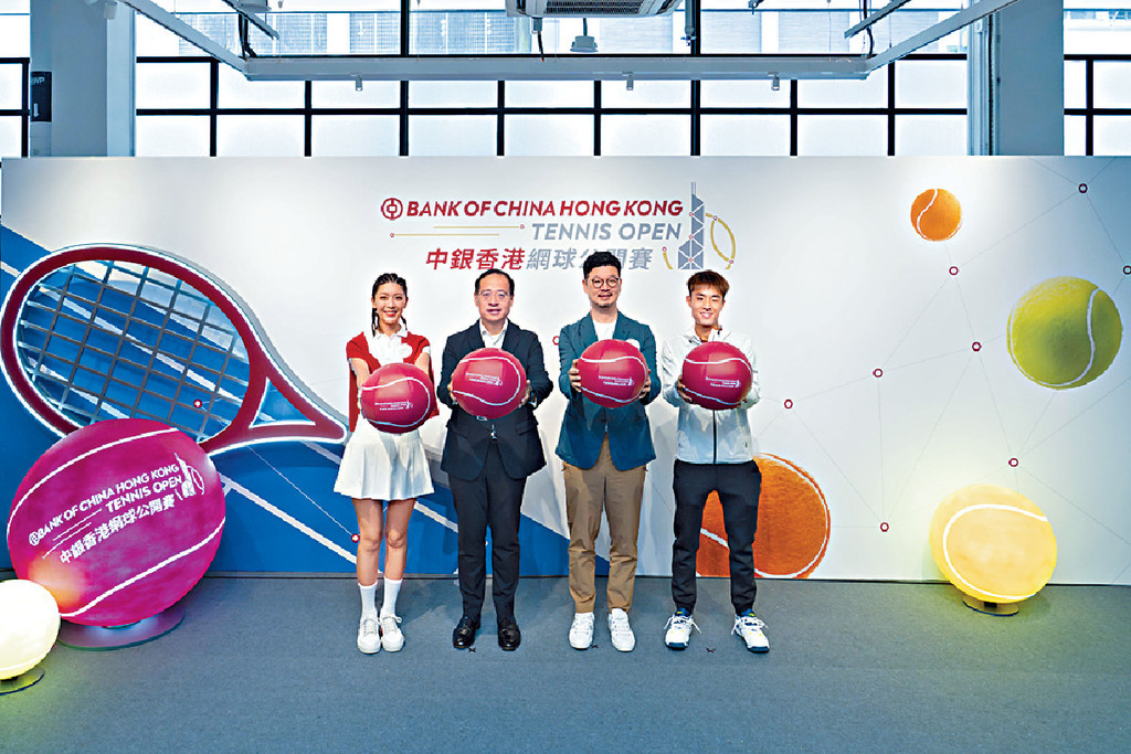 ■（左起）藝人余香凝、中銀香港網球公開賽2024督導委員會委員鄭明哲、中銀信用卡（國際）副總經理何偉文及網球運動員王康傑
