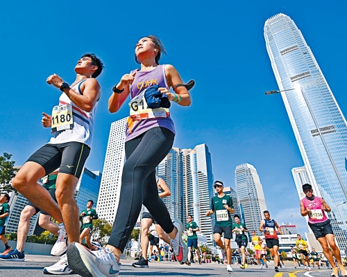 ■停辦近兩年的渣打馬拉松昨日復辦，超過一萬五千名跑手出賽。